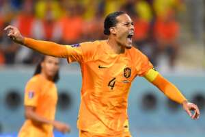 Van Dijk rebate críticas de Van Basten à Holanda: 'É fácil falar do estúdio'