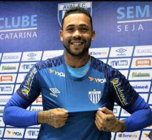 Após defesa de pênalti, Avaí quer manter goleiro Vladmir em 2023