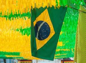 Papai Noel pronto para se vestir de verde e amarelo na Copa do Mundo