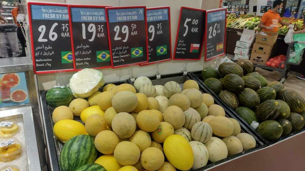 Em clima de Copa do Mundo, frutas brasileiras atraem catarianos