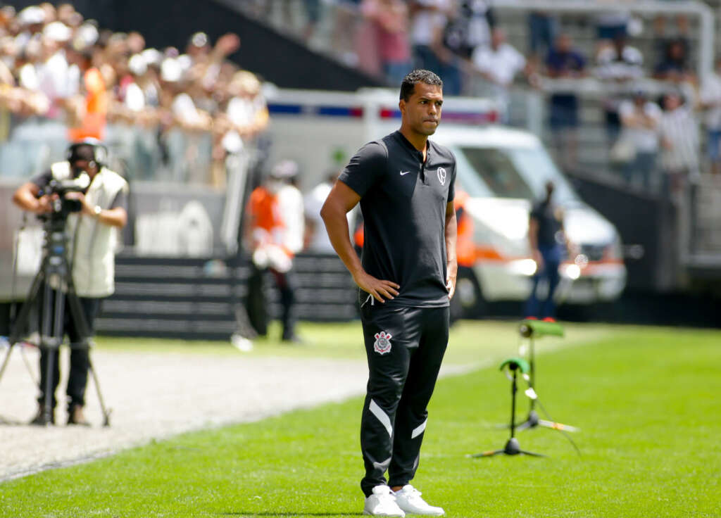 Corinthians surpreende e oficializa Fernando Lázaro como novo técnico