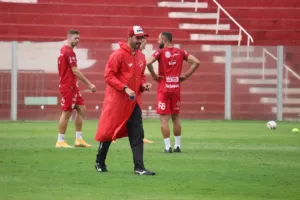 Vila Nova pode jogar duas vezes em 24 horas e técnico reclama do calendário