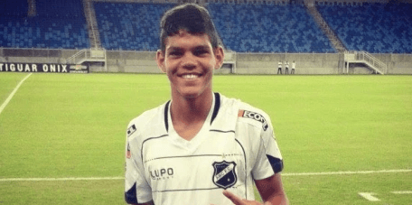 Flamengo anuncia a contratação de Ayrton Lucas