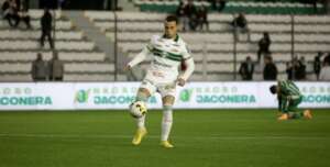 Com permanência do Coritiba, volante Bruno Gomes tem renovação automática até 2023