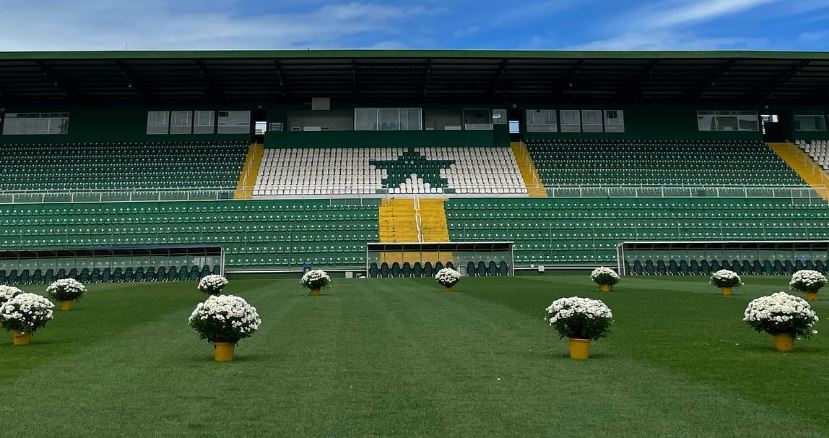 Flores foram colocadas no gramado da Arena Condá