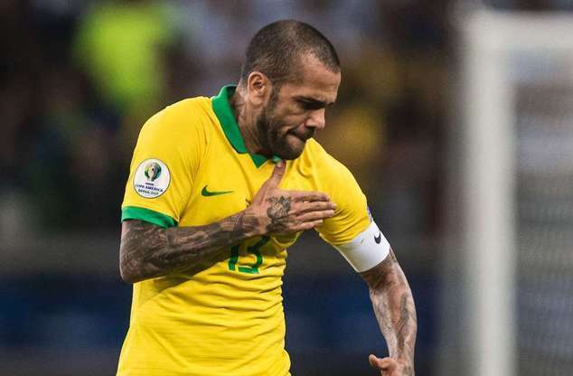 Daniel Alves foi o grande erro na lista final da Seleção