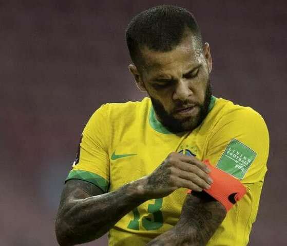 Mais velho da seleção, Daniel Alves será capitão contra Camarões na Copa