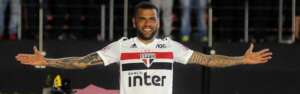 Daniel Alves alfineta Cicinho e rebate Neto: 