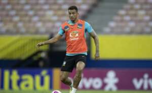 Danilo, da seleção, exalta profissionais da saúde e professores em rede social