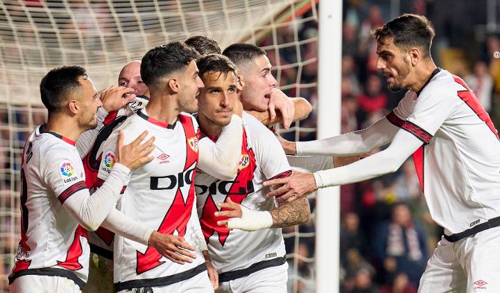 Jogador do Real acerta chute em janela ao lado de estádio, e bola