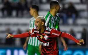 Garoto da base vibra com primeiro gol pelo Flamengo