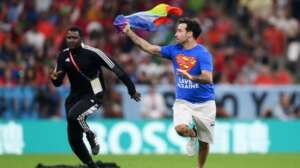 Homem invade campo com bandeira LGBT+ durante jogo na Copa no Catar