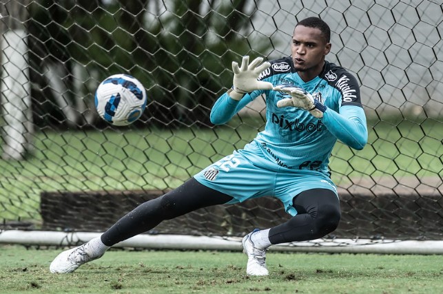 Em fim de contrato com Diego Alves, Flamengo tem interesse em goleiro do Santos