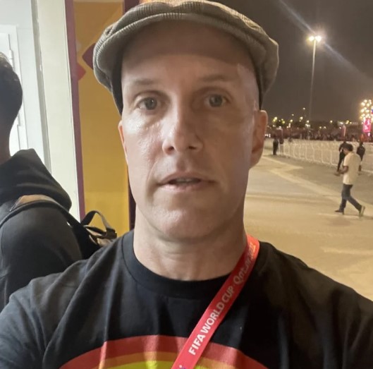 Jornalista americano é detido em estádio por usar camisa favorável à causa LGBT+