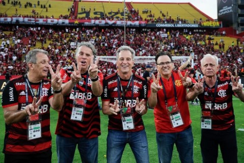 Flamengo dá volta olímpica com as suas duas Copas. VEJA !
