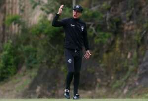 Luís Castro terá que promover mudanças no Botafogo para enfrentar o Santos