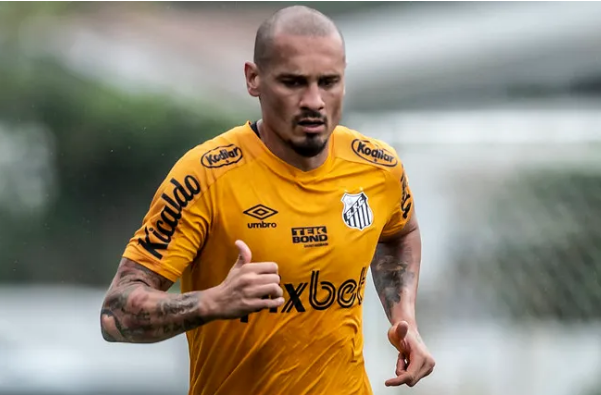 Nova baixa na defesa do Santos abre caminho para retorno de Maicon após lesão