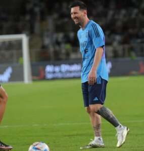 Messi treina separado de novo, mas deve jogar estreia da Argentina na Copa