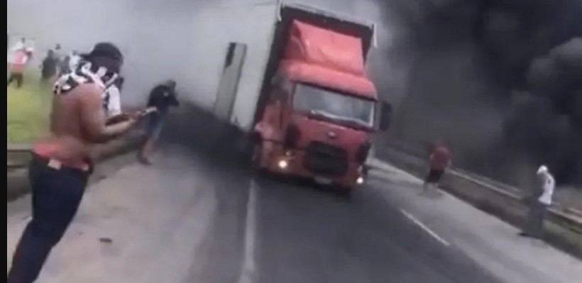 Torcidas organizadas e caravanas furam bloqueios nas estradas do Brasil