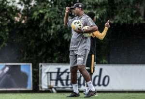 Orlando Ribeiro testa ataque e defesa no treino para fazer ajustes no Santos