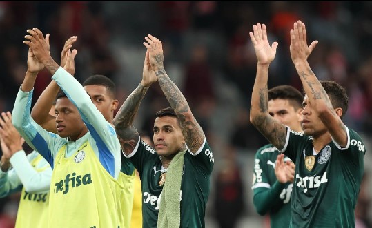 BRASILEIRÃO: Palmeiras com a mão na taça do 11º título