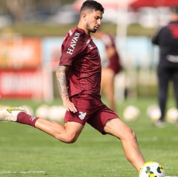 Vasco monitora situação de zagueiro do Athletico-PR