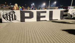 Pelé é homenageado na Copa do Catar por torcedores brasileiros
