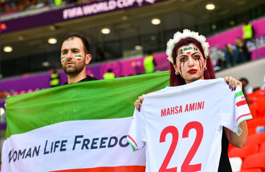 Torcida protesta contra governo iraniano em jogo da Copa; jogadores cantam hino