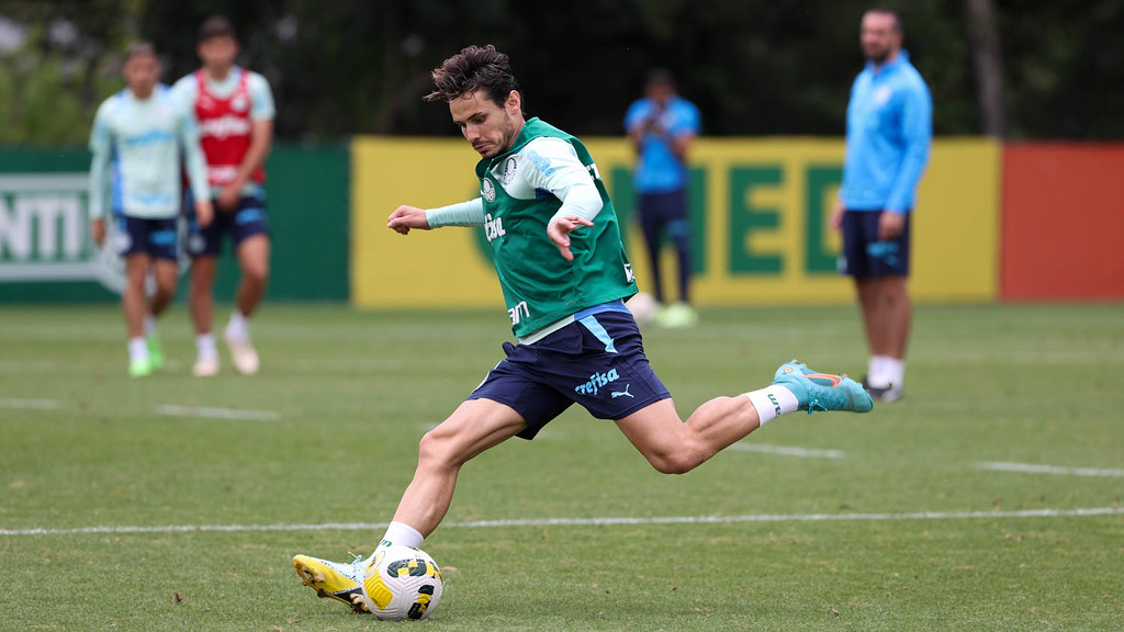 Último treino do Palmeiras tem presença de torcida e Raphael Veiga no campo