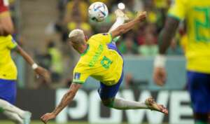 Voleio de Richarlison ganha prêmio de gol mais bonito da Copa do Mundo do Catar