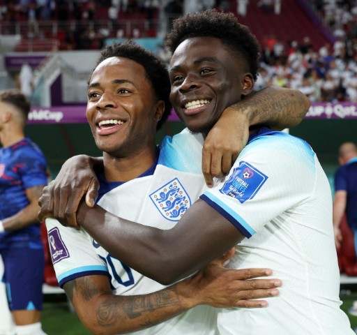 Saka celebra goleada da Inglaterra e 2 gols em estreia na Copa: 'Dia especial'