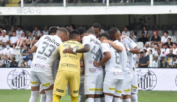 Torcida protesta em despedida do Santos na temporada