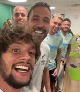 Jogadores do Palmeiras fazem live por título com comemoração em refeitório do CT. VEJA!