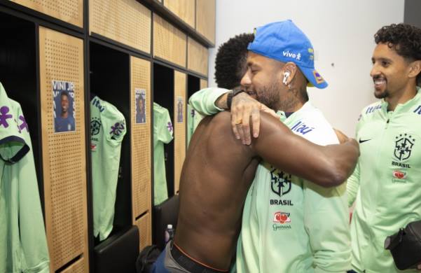 Neymar e Marquinhos se apresentam à seleção brasileira