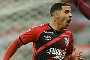 Vasco monitora David Terans, meia-atacante do Athletico