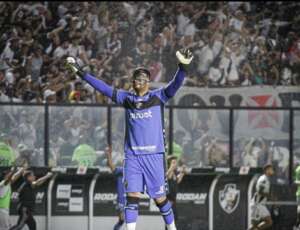 Thiago Rodrigues supera returno ruim e vira herói em acesso do Vasco