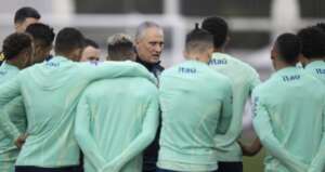 Seleção brasileira faz treino inaugural no Catar sem indicar time da estreia