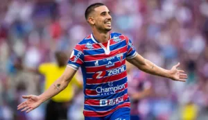 Fortaleza faz carnaval fora de época na Vila Belmiro após classificação para a Libertadores