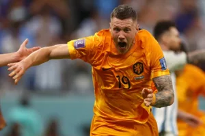 Weghorst diz que foi xingado por Messi após queda da Holanda: 'Decepcionado'