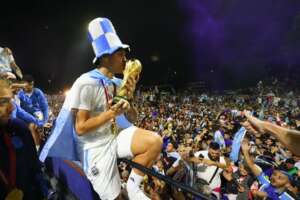 Seleção argentina desembarca em Buenos Aires com taça nas mãos e festa da torcida