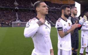 INGLÊS: Antony exibe mensagem a Pelé em camisa antes de vitória do Manchester United