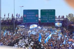 Festa na Argentina tem invasão ao obelisco, prisões e torcedores feridos