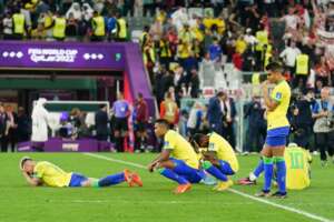 Delegação do Brasil desembarca no Rio após eliminação na Copa do Mundo