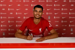Inglês: Holandês Cody Gakpo começa a treinar no domingo com o elenco do Liverpool