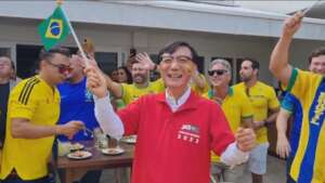 Embaixador da Coreia do Sul viraliza ao cantar 'Evidências' em goleada do Brasil