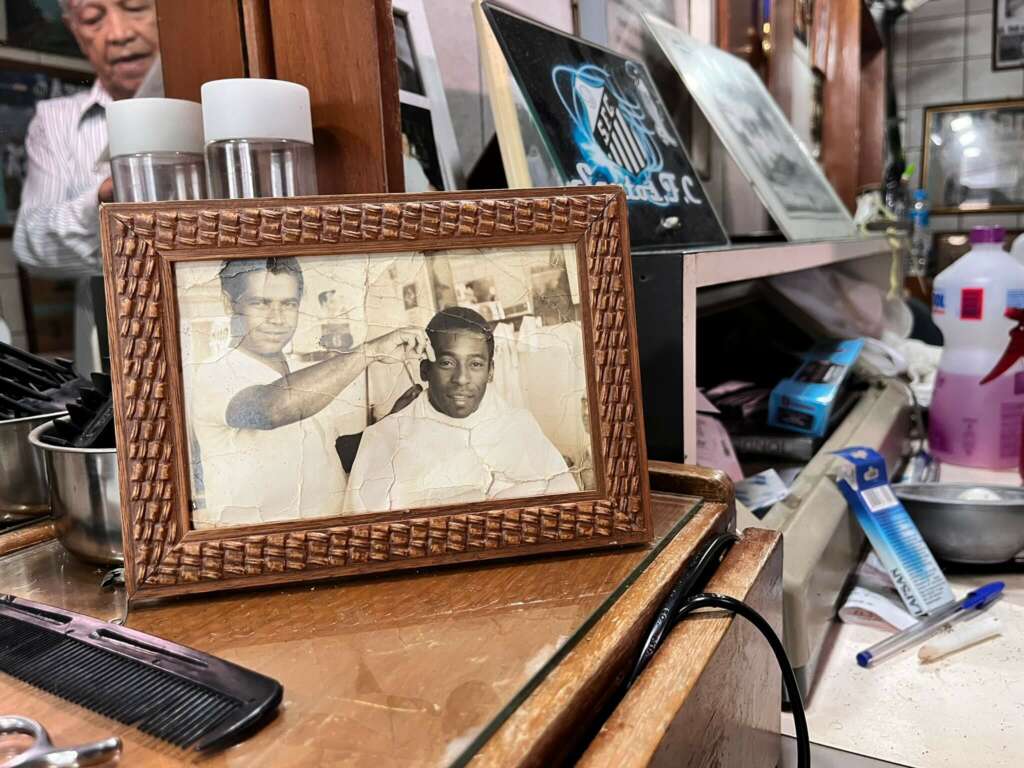 Seu Didi cortou o cabelo de Pelé mais de mil vezes e hoje chora a morte do amigo