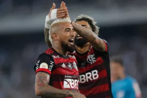 Vidal garante permanência no Flamengo e provoca Argentina após críticas ao Chile