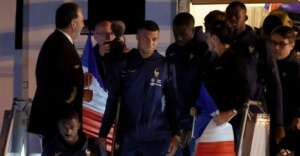 Seleção da França volta para Paris e é saudada pela torcida na Praça da Concórdia