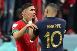 Mbappé manda recado a Hakimi após vitória da França: 'Fez história'