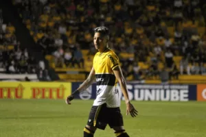 Catarinense: Criciúma se acerta com Confiança e confirma renovação do meia Ítalo